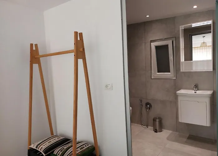 Rira - Rrajce, Shebenik 3* Perrenjas